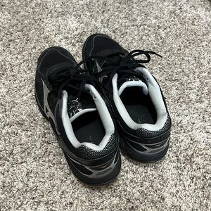 black mizuno tennis shoes